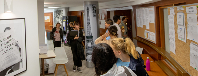 LISA-Sprachreisen-Franzoesisch-Frankreich-Paris-Sprachschule-Flur-Klassenzimmer-Board-Pause LISA-Sprachreisen-Franzoesisch-Frankreich-Paris-Sprachschule-Flur-Klassenzimmer-Board-Pause