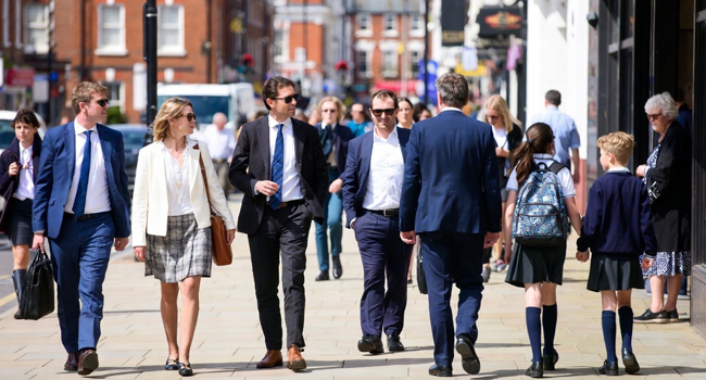 Sprachreisen England Fußgänger in England am Nachmittag auf dem Heimweg gesehen beim Bildungsurlaub England