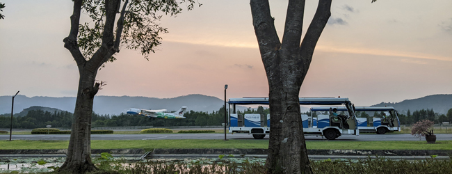 LISA-Sprachreisen-Reisefuehrer-Thailand-Inseln-Straende-Flughafen-Koh-Samui-Landung-Busse