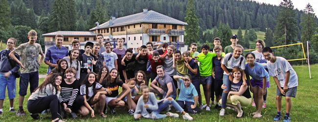 Gruppenfoto vor der LISA! Sprachschule in Bayern Jugendliche stehen vor einem Hotel in den Bergen bei einer Sprachreise für Schüler