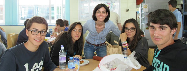 LISA-Sprachreisen-Schueler-Englisch-Bournemouth-Sprachschule-Schulgebaeude-Sprachlehrer-Klasse-Cafeteria-Leute-treffen