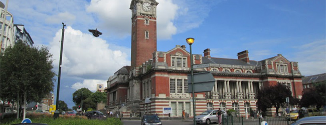 LISA-Sprachreisen-Schueler-Englisch-Bournemouth-Sprachschule-Schulgebaeude-zentral-Uhrtum