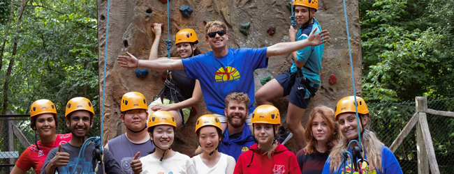 Kletterspass bei einer LISA! Sprachreise für Schüler Schüler mit gelbem Helm stehen vor einer Kletterwand bei einer LISA! Sprachreise