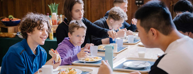 Mittagspause in der LISA! Sprachschule in Ardingly Schüler sitzen an einem Tisch und essen zu Mittag in der Cafeteria der Schule in Ardingly
