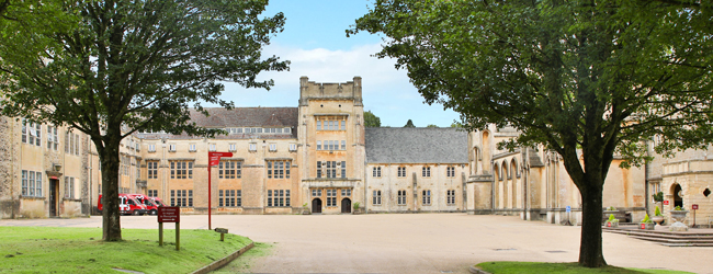 College in Bath bei einer Schülersprachreise Blick auf das herrschaftliche Gebäude des Coleges in Bath