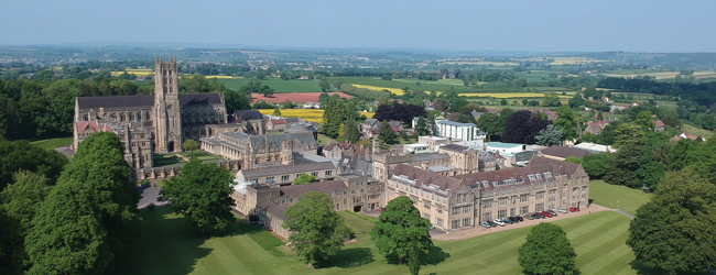 Das College in bath aus der Luft betrachtet Luftaufnahme vom Gelände des College in Bath mit herrschaftlichen Gebäuden und Landschaft