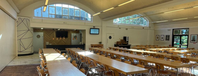 Leere, grosse Schulkantine an der Bedford School mit Blick ins Grüne