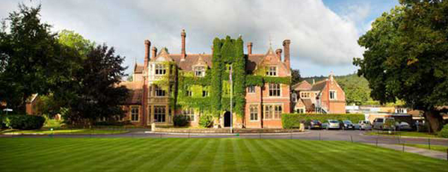 LISA-Sprachreisen-Schueler-Englisch-England-Box-Hill-Schule-Campus-Ansicht-Hauptgebaeude LISA-Sprachreisen-Schueler-Englisch-England-Box-Hill-Schule-Campus-Ansicht-Hauptgebaeude