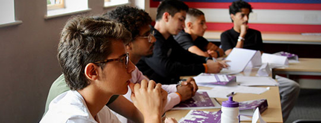 LISA-Sprachreisen-Schueler-Englisch-England-Box-Hill-Sprachschule-Unterricht-Gruppe-Konzentration LISA-Sprachreisen-Schueler-Englisch-England-Box-Hill-Sprachschule-Unterricht-Gruppe-Konzentration