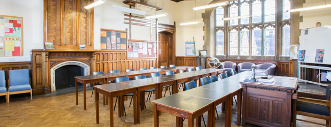 Ein leeres, ehrwürdiges Klassenzimmer am Clifton College in Bristol bei einer Sprachreise