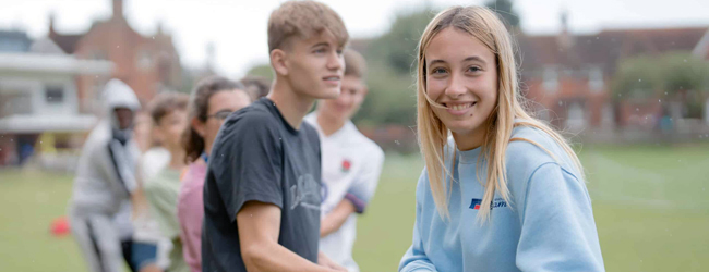 Freizeit mit Seil ziehen bei einer Schülersprachreise in Eastbourne Jugendliche beim Seil ziehen auf der Wiese vor der Sprachschule in Eastbourne