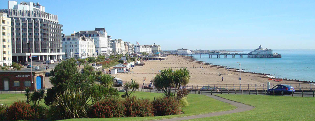 Strand in Eastbourne bei einer Sprachreise Englisch Strandansicht mit Häuserfront und Meer und Pier in Eastbourne