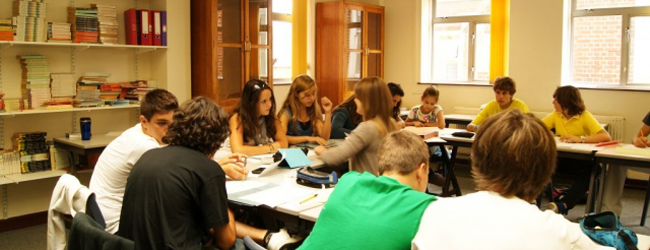 LISA-Sprachreisen-Schueler-Englisch-England-Eastbourne-Schule-Klassenraum-Unterricht-Gruppe LISA-Sprachreisen-Schueler-Englisch-England-Eastbourne-Schule-Klassenraum-Unterricht-Gruppe