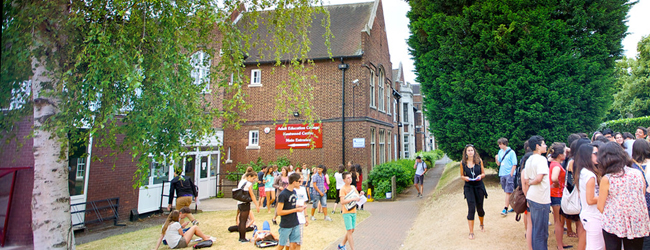 LISA-Sprachreisen-Schueler-Englisch-England-London-Beckenham-Sprachschule-Garten-Schueler-Pause LISA-Sprachreisen-Schueler-Englisch-England-London-Beckenham-Sprachschule-Garten-Schueler-Pause