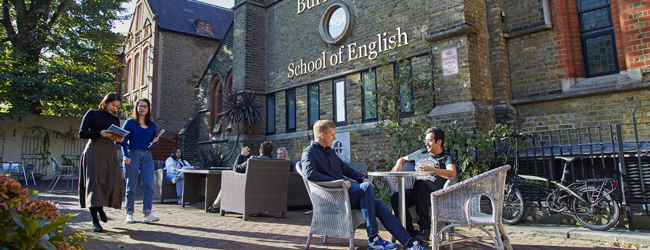LISA-Sprachreisen-Schueler-Englisch-England-London-Burlington-Schule-Gebaeude-Kirche-Garten