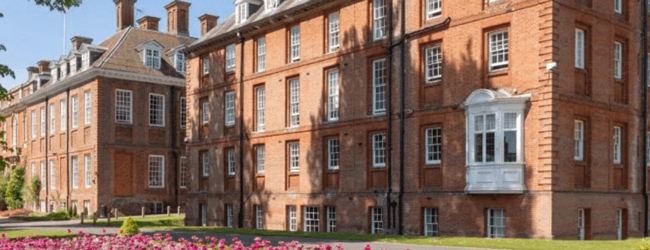 Gebäude der LISA! Sprachschule in Marlborough bei einer Schülersprachreise Zwei rote Backsteingebäude des Marlborough College in England