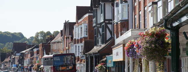 Typische Strasse mit Häusern und blumen bei einer Schülersprachreise in Marlborough Blick auf eine Strasse mit typisch britischen Häusern in Marlborough bei einer Sprachreise für Schüler