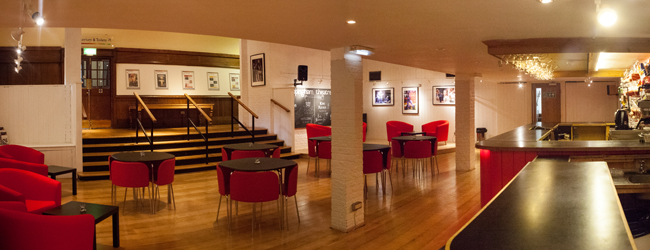 LISA-Sprachreisen-Schueler-Englisch-England-Uppingham-Schule-Theater-Bar-Pause LISA-Sprachreisen-Schueler-Englisch-England-Uppingham-Schule-Theater-Bar-Pause