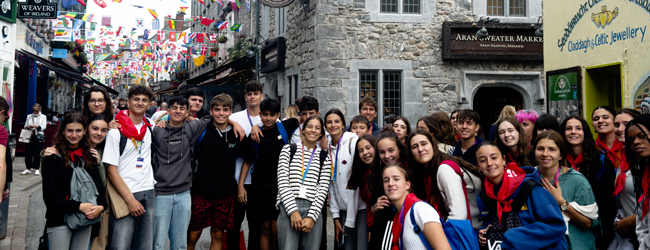 Ausflug nach Dublin bei einer LISA! Sprachreise in Galway Eine Gruppe von Kindern steht in einer Strasse in Dublin mit geschmueckten Fahnen
