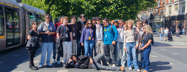 Ausflug in die Stadt bei einer LISA! Sprachreise für Schüler in Galway Eine Gruppe von Schülern befindet sich in Galway bei einer Schülersprachreise