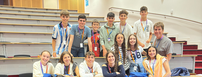 Unterricht an der Universität bei einer Schülersprachreise in Galway Schüler und Lehrer stehen in einem Hörsaal an der Universität von Galway bei einer Sprachreise