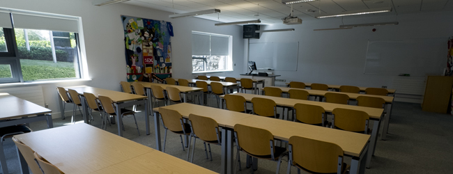 Blick in ein leeres Klassenzimmer an der Universität von Galway
