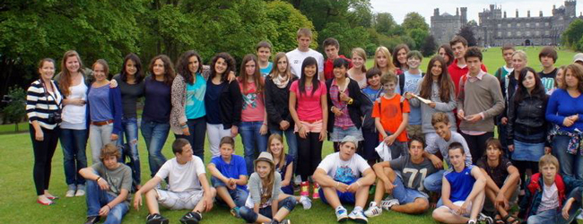 Cooles Foto mit Schloss bei einer Schülersprachreise in Kilkenny Eine Gruppe von Schülern posiert für eine Foto vor dem Schloss in Kilkenny