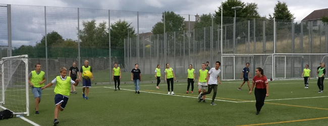 Fussball spielen bei einer Englisch-Schülersprachreise Schüler spielen Fussball auf einer rasenfläche bei einer Sprachreise für Schüler in Kilkenny