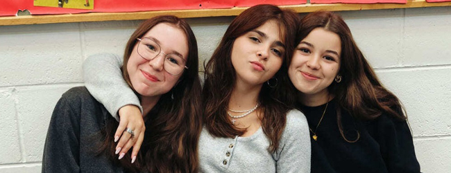 Neue Freundschaften schliessen bei einer LISA! Schülersprachreise Drei Schülerinnen lächeln in die Kamera bei einer Schülersprachreise in KIlkenny