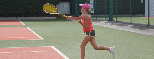 LISA-Sprachreisen-Schueler-Englisch-Irland-Kilkenny-Zusatz-Option-Tennis-Spielen
