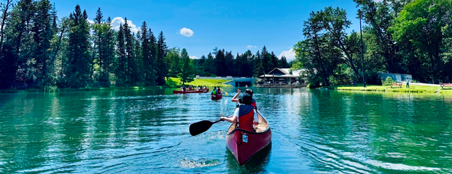 Kanufahren in Kanada bei einer LISA! Schülersprachreise in Calgary Schüler fahren Kanu auf einem See in Kanada während einer LISA! Sprachreise für Schüler in Calgary