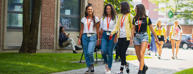 LISA-Sprachreisen-Schueler-Englisch-Kanada-Toronto-Campus-Sprachkurs-Gruppe-Lernen