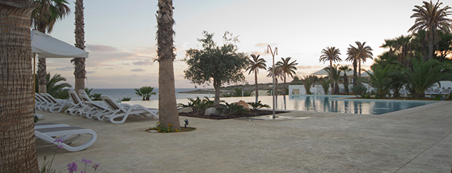 LISA-Sprachreisen-Schueler-Englisch-Malta-Salina-Beach-Pool-Terrasse-Hotel-Morgen