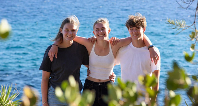 100% Sicherheit während einer Sprachreisen Malta San Gwann für Schüler mit LISA! Sprachreisen 3 Schüler am Meer umarmt in Freundschaft während einer Sprachreise in Malta San Gwann