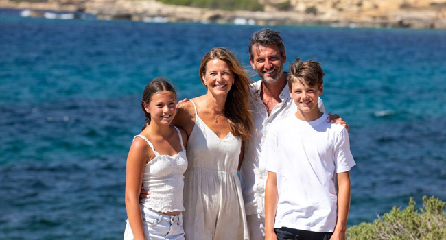 Vater Mutter Sohn und Tochter Familiensprachreise Malta Hintergrund Meer