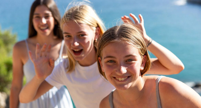 3 Mädchen angereist nach Malta mit Hintergrund Meer