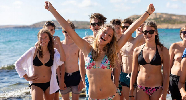 LISA Sprachreisen Malta St Julians Buchung 10 Teenager mit Mädchen die arme hochreckt haben eine Sprachreise Malta St. Julians gebucht