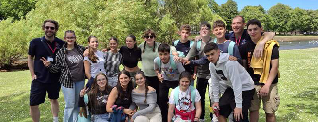 Ausflug in die Natur bei einer LISA! Sprachreise in Edinburgh Loretto Schüler und Betreuer stehen an einem Fluss im Grünen bei einer Sprachreise in Schottland