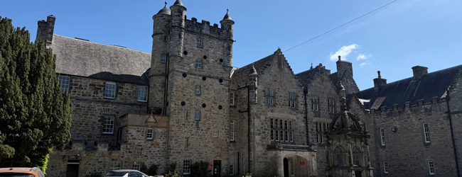 Blick auf das Schulgebäude der Loretto School in Schottland