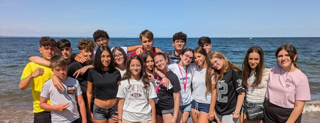 Strandausflug in Schottland bei einer LISA! Schülersprachreise Jugendliche stehen am Strand in Schottland bei einer Schülersprachreise
