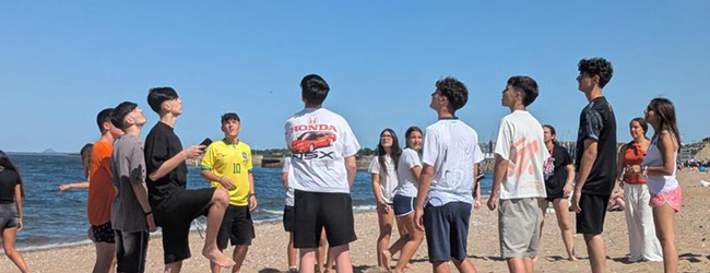Strand und Sport bei einer LISA! Sprachreise in Edinburgh Loretto Jugendliche stehen am Strand und spielen Ball bei einer Sprachreise nach Edinburgh