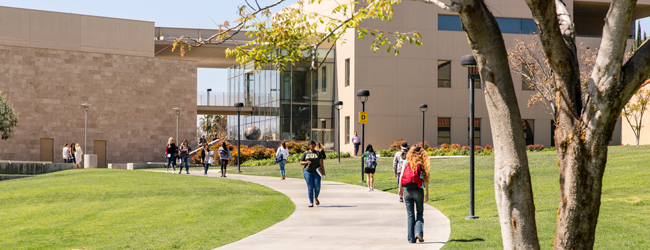 Studenten auf dem Weg in die Concordia Universität in Los Angeles