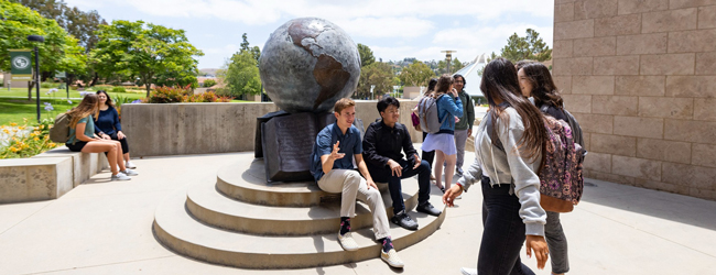 Campus Life an der Concordia University bei einer LISA! Sprachreise Schüler gehen und sitzen auf dem Campus der Concordia Universität bei los Angeles
