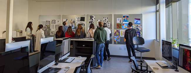 Eine Gruppe von Schülern bei einer Unterrichtsabreit an Tafeln bei einer Sprachreise in L.A.