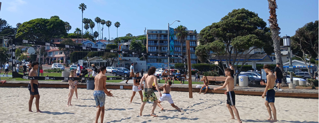 Freizeit und Beach Volleyball am Strand von Los Angeles Schüler spielen am Strand Beach Volleyball bei einer Sprachreise in Los Angeles