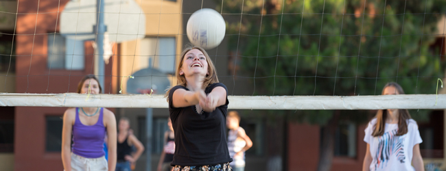 LISA-Sprachreisen-Schueler-Englisch-USA-Los-Angeles-Campus-Schule-Volleyball-Sport