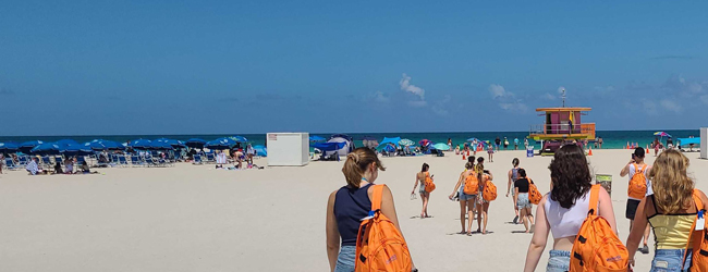 Strandausflug bei einer LISA! Sprachreise für Schüler in Miami Schüler gehen an den Strand bei einer Schülersprachreise in Miami