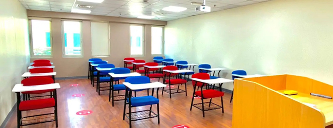 LISA-Sprachreisen-Schueler-Englisch-Vereinigte-Arabische-Emirate-Dubai-Schule-Klassenzimmer