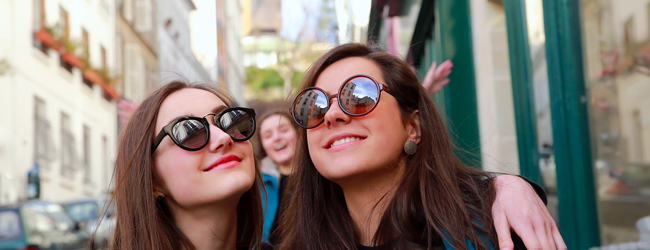 Ausflug durch die Straßen von Paris bei einer LISA! Sprachreise Zwei Mädchen mit Sonnenbrillen genießen die Pariser Luft bei einer LISA! Schülersprachreise