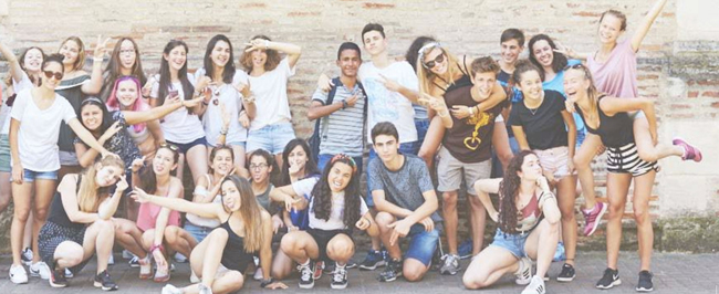 Großes Gruppenfoto bei einer Sprachreise für Schüler in Toulouse Großes Gruppenfoto von Jugendlichen bei einer Schülersprachreise in Toulouse